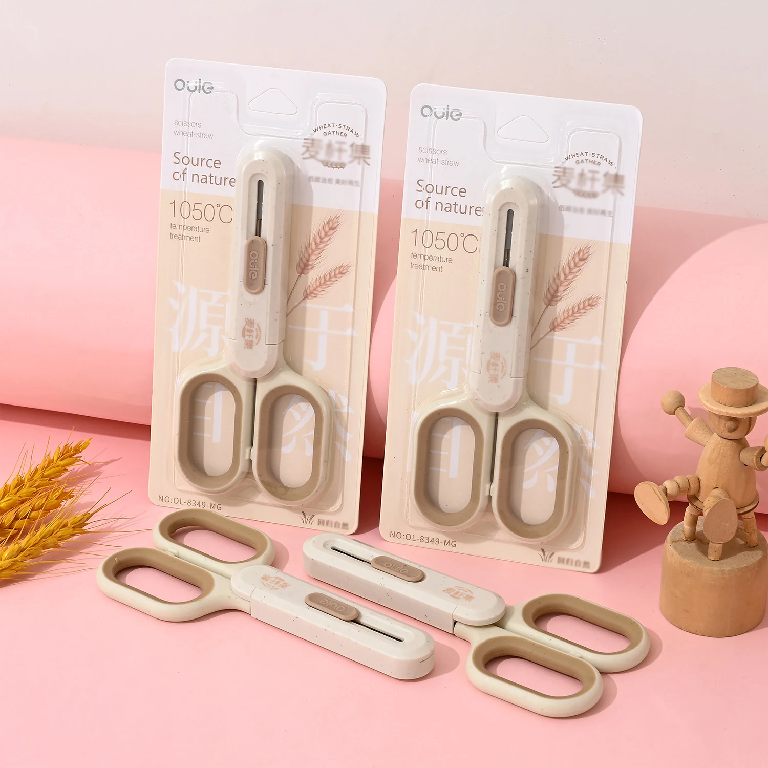 مقص مصنوع يدويًا للأطفال بلون القمح وسكين فني مدمج، ومعبأ في الورق المقوى