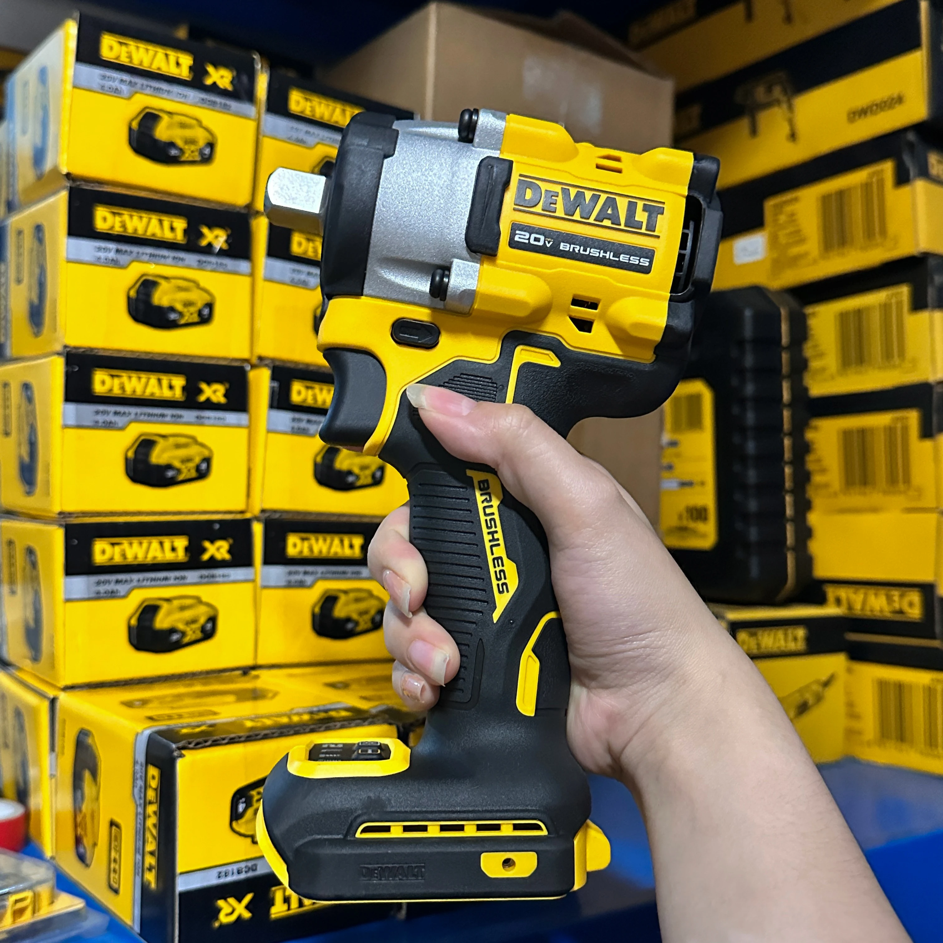 Dewalt Cordless Impact Wrench DCF922 1/2 in 20V Brushless Electric Wrench High Torque 610NM Lithium Battery Wrench Power Tools