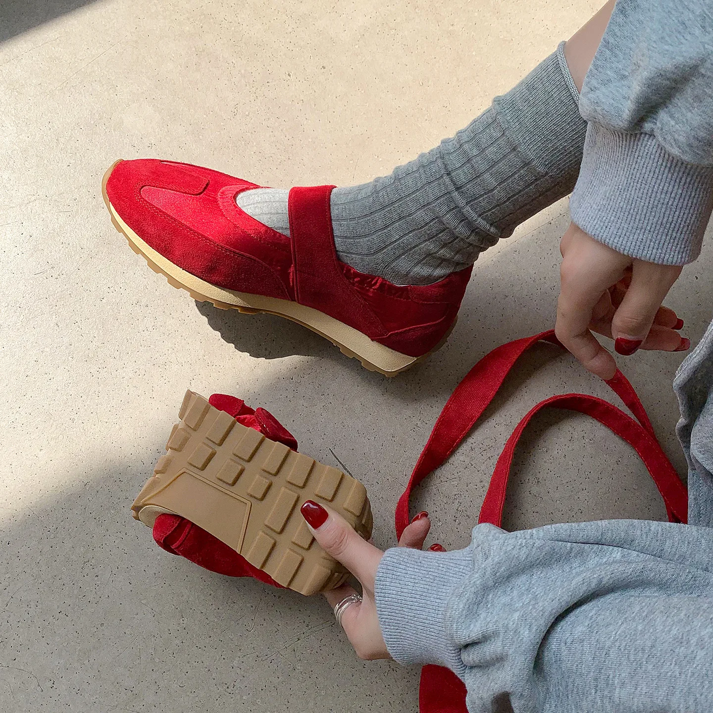 

Осенние туфли из овечьей замши Increased Interna Одиночные туфли с круглым носком и однословной лентой Туфли на плоской платформе Женская обувь