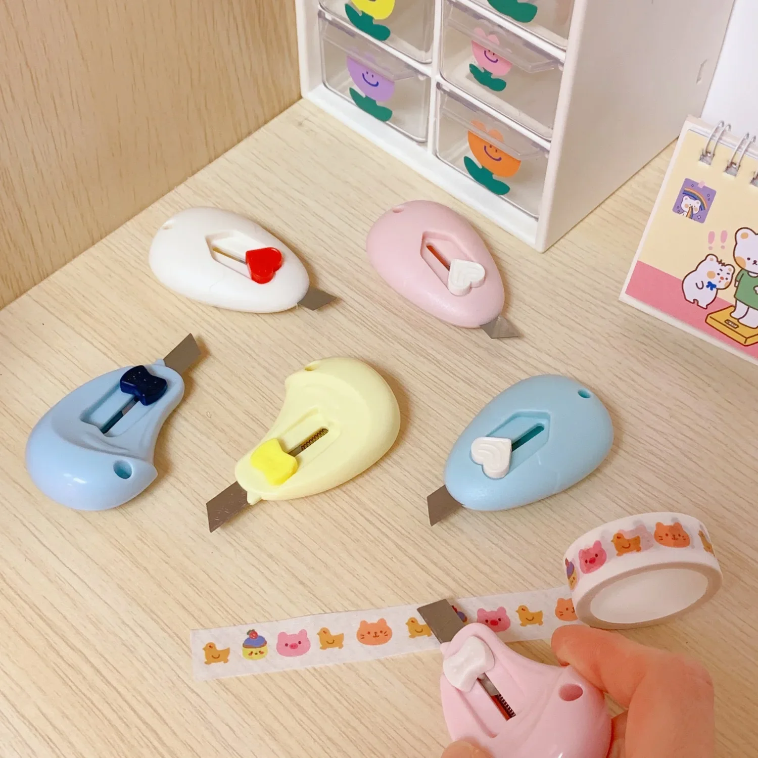 Schattige Mini Draagbare Kleine Utility Mes Sloop Letter Opening Sticker Papier Mes Behang Student Box Cutter Kawaii