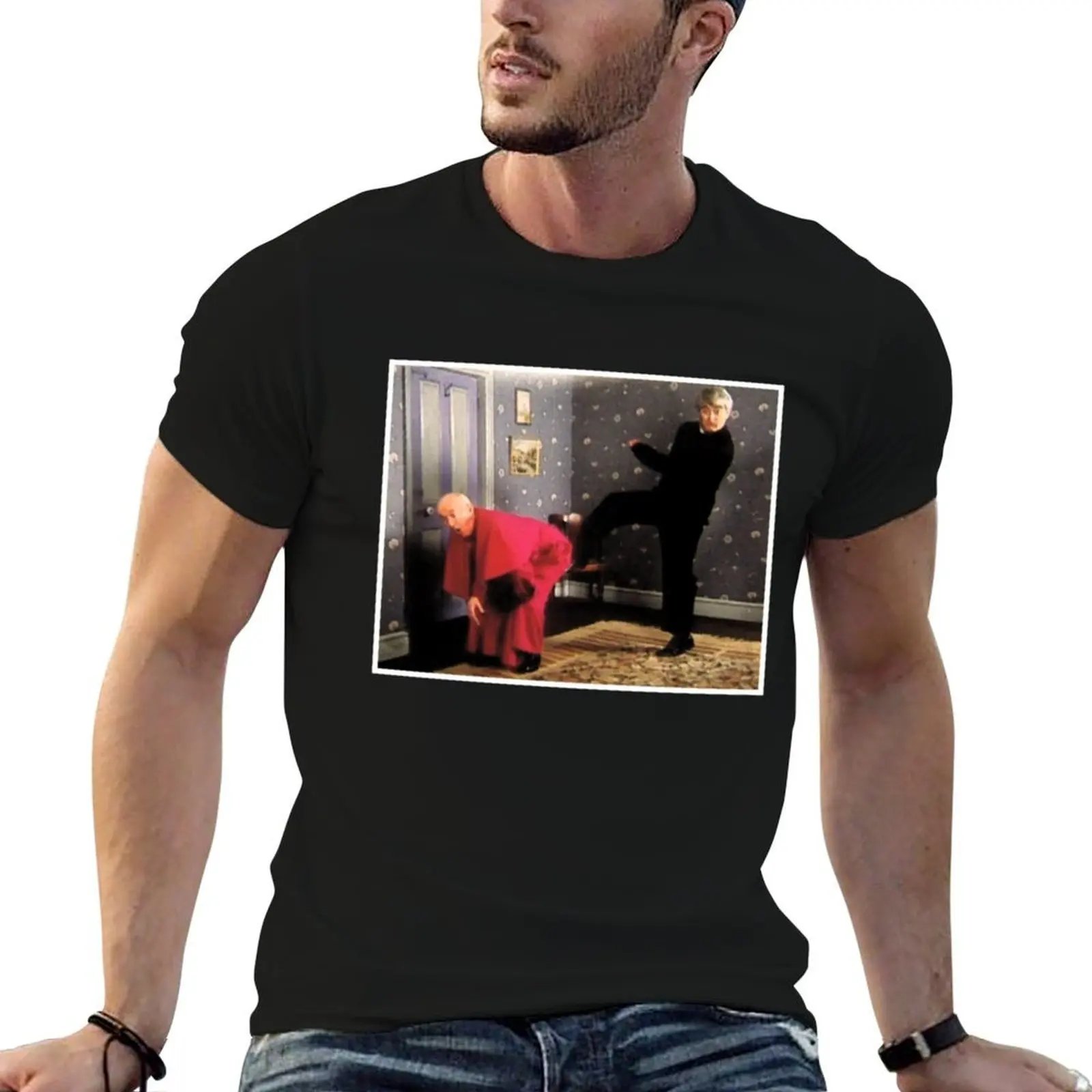 Camiseta estilo casual con imagen enmarcada de Padre Ted: El obispo Brennan le patea la culo - Estilo de trabajo