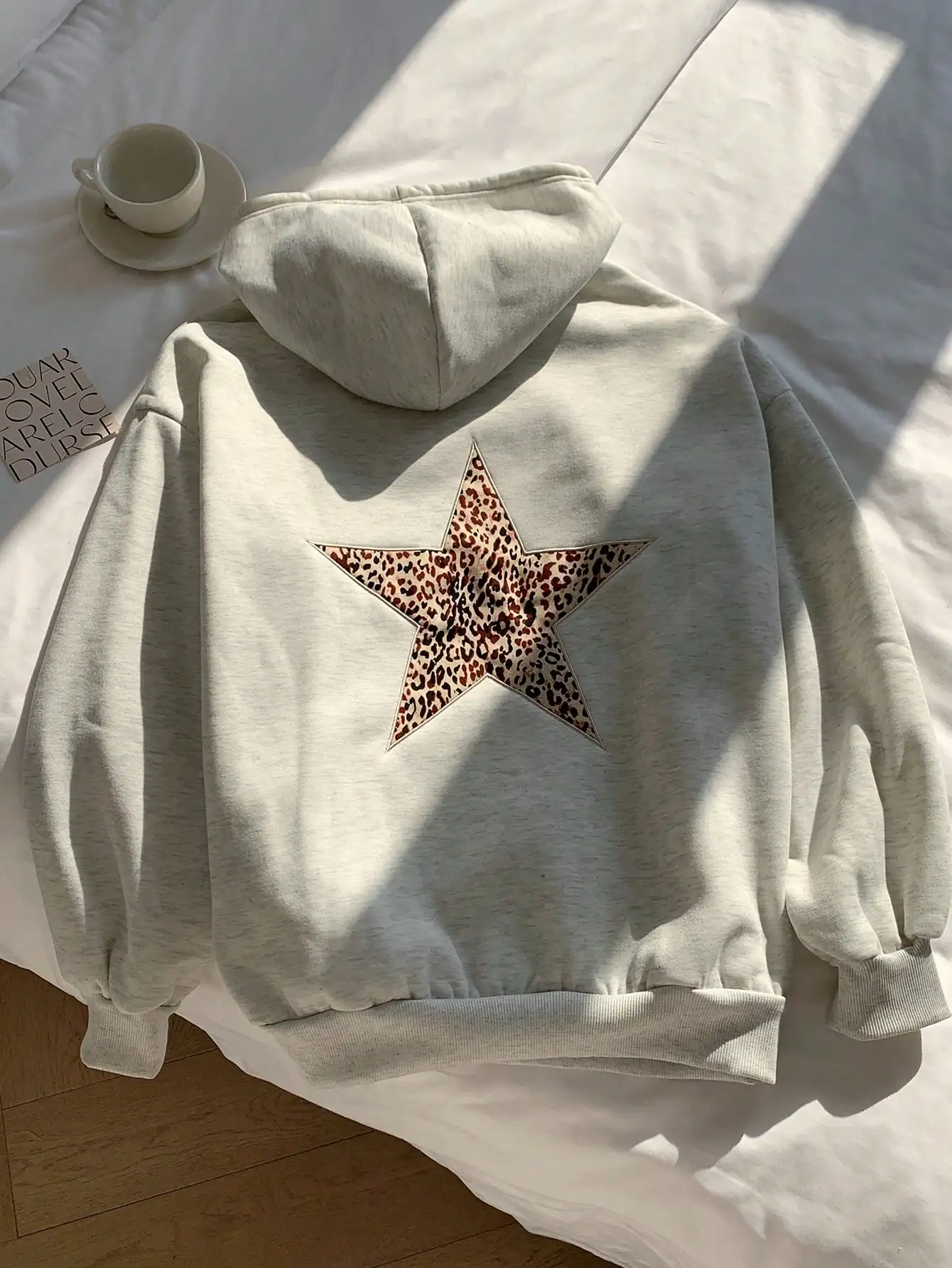 

Женская вязаная толстовка оверсайз с леопардовым принтом и вышивкой в виде звезд на спине