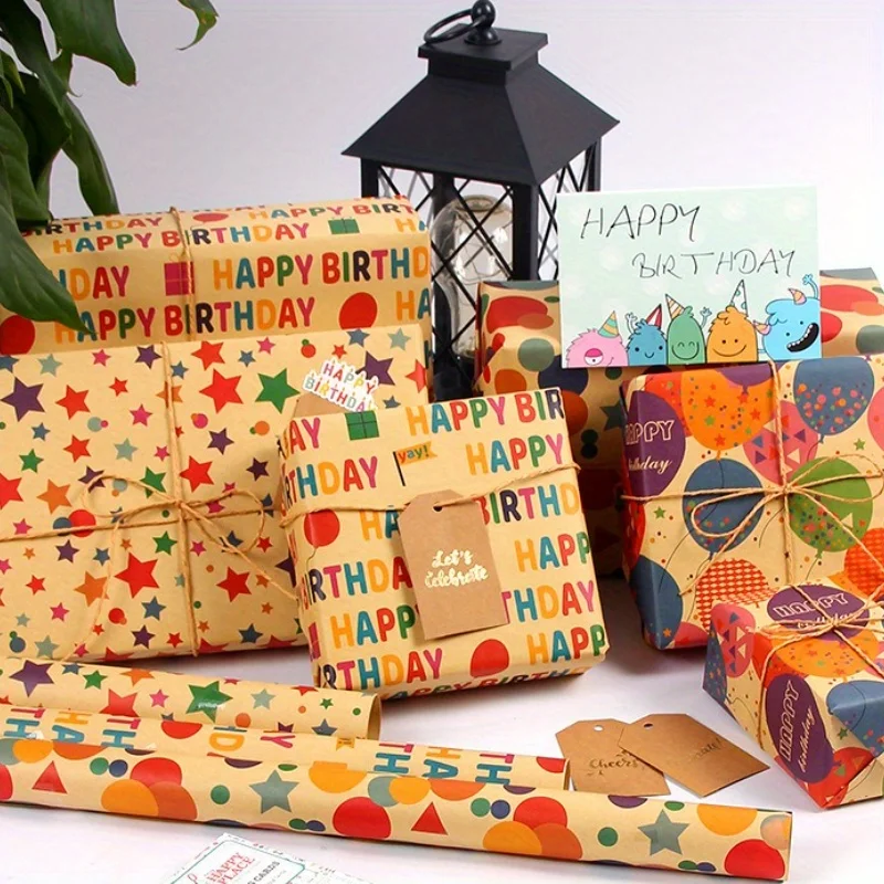Geschenkpapier zum Geburtstag, Kraftpapier – Geschenkpapierrolle mit bunten kleinen Sternen und Geburtstagsbriefmustern.