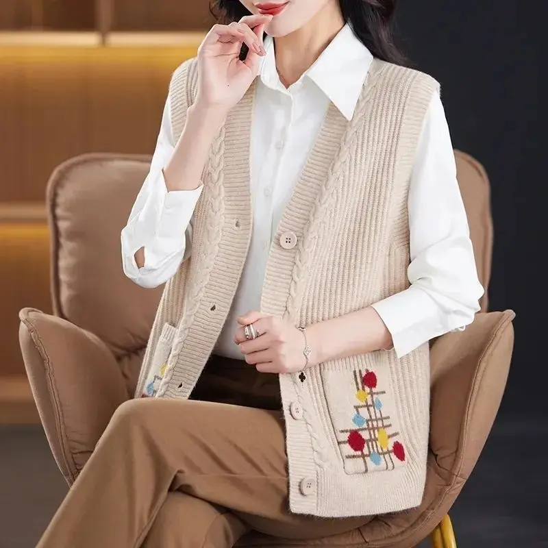 

2025 Fashion Loose Knitted Sleeveless Vest Spring Autumn Coat with Pockets Vneck Buttons Casual Outdoor Wear Sweater Shrug