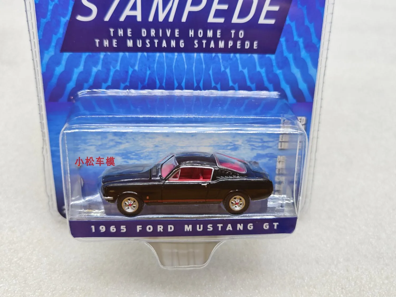 

1:64 Mustang GT Rush Series 1-1965 Mustang GT Crow в черно-красные полоски