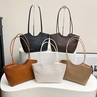 Bolso de mano a la moda para mujer, tejido texturizado, superficie brillante, Material espacioso de PU, cierre de cremallera a prueba de desgaste, correa cómoda