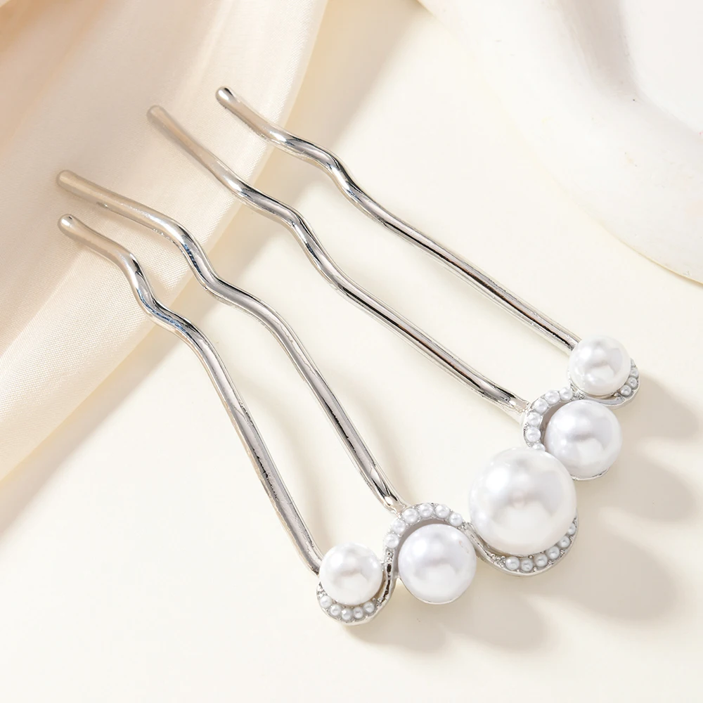 Una forcina fissa a forma di U per un acconciatura a panino, un pettine per capelli spezzato in lega di stile femminile di fascia alta con quattro denti