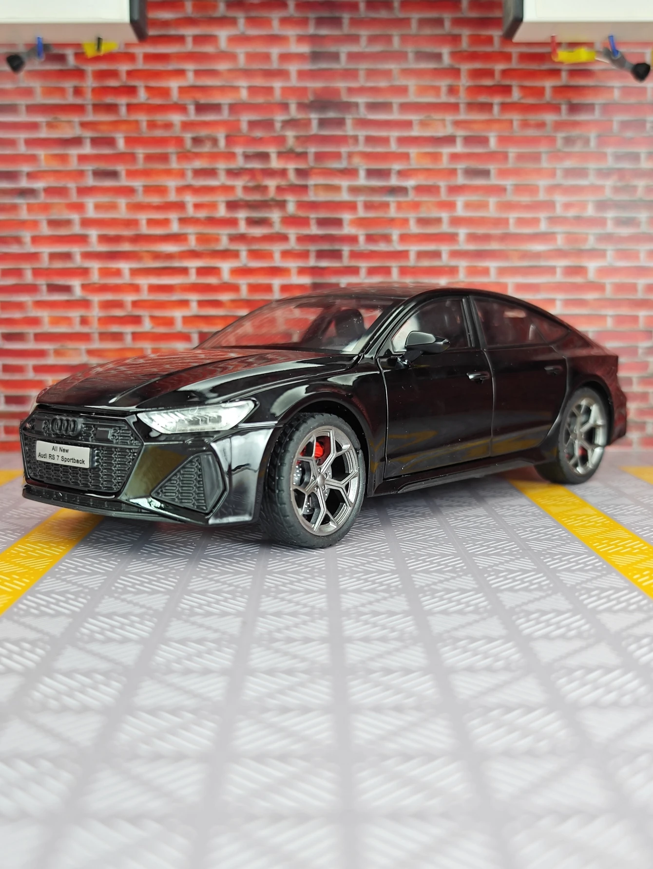 

1:24 модель автомобиля из сплава RS7, коллекция украшений, сила отскока, звуковое и световое рулевое управление, амортизатор, детская игрушка