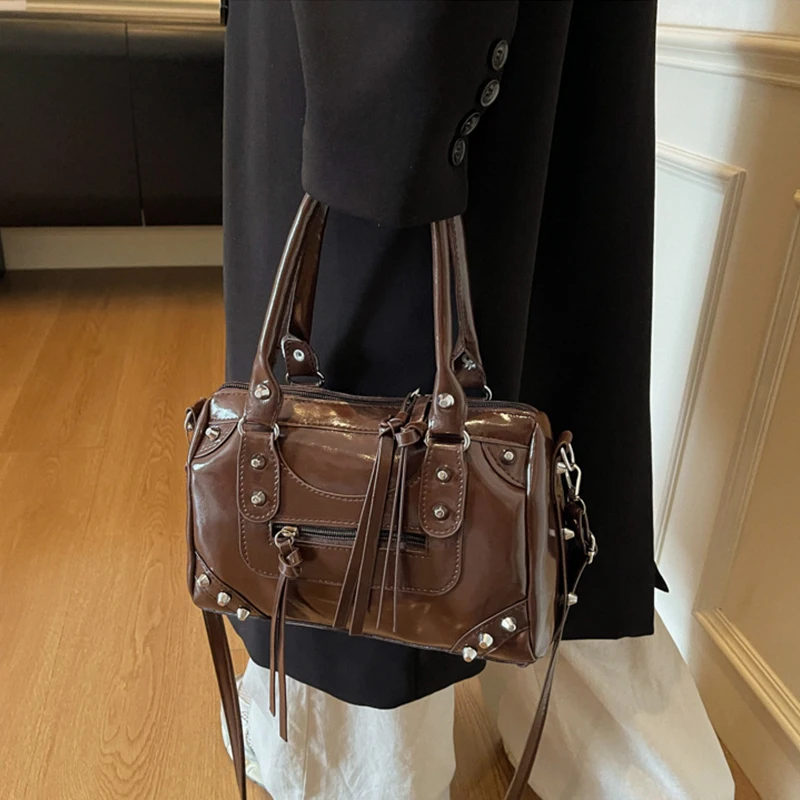 Modische Nieten-Handtasche mit großem Fassungsvermögen, europäische und amerikanische Bowling-Motorrad-Handtasche, Umhängetasche für Damen – Detail 6