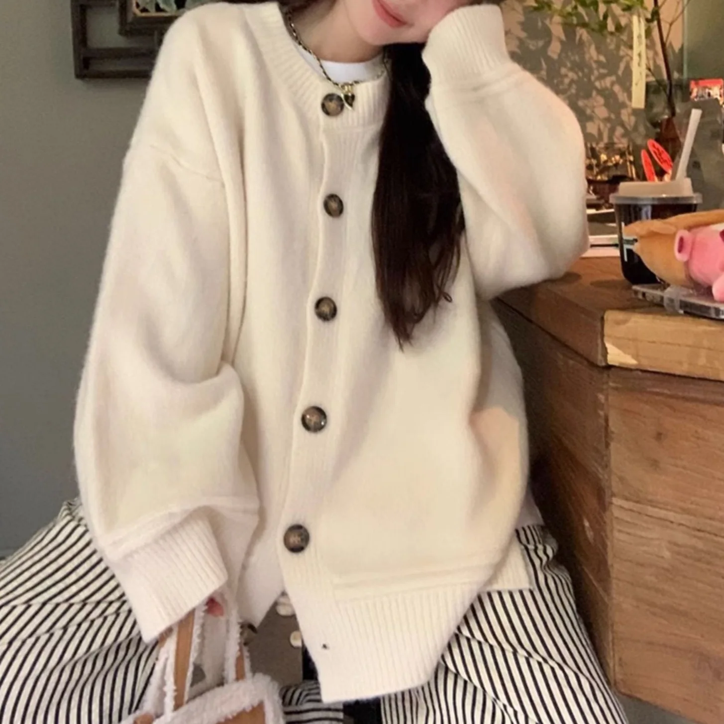 

2025 Elegant and Rugged Ankle-Hole Blouse for Women in Autumn/Winter Long-Sleeved Knitted Cardigan with Gentle and Warm Look