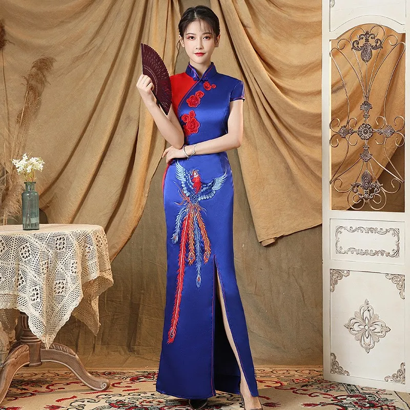 

The cheongsam Chinese-style fashion show features a long elegant and refined dress