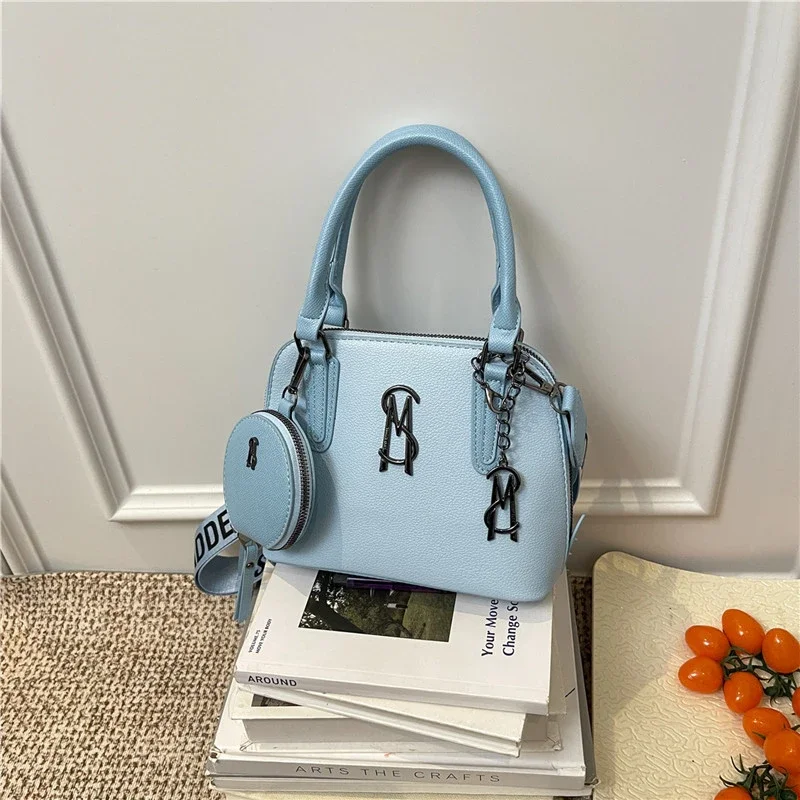 حقائب يد أنيقة للنساء من الجلد الطبيعي، من العلامة التجارية الفاخرة مع عناصر زخرفية، إكسسوار خالد ومتعدد الاستخدامات