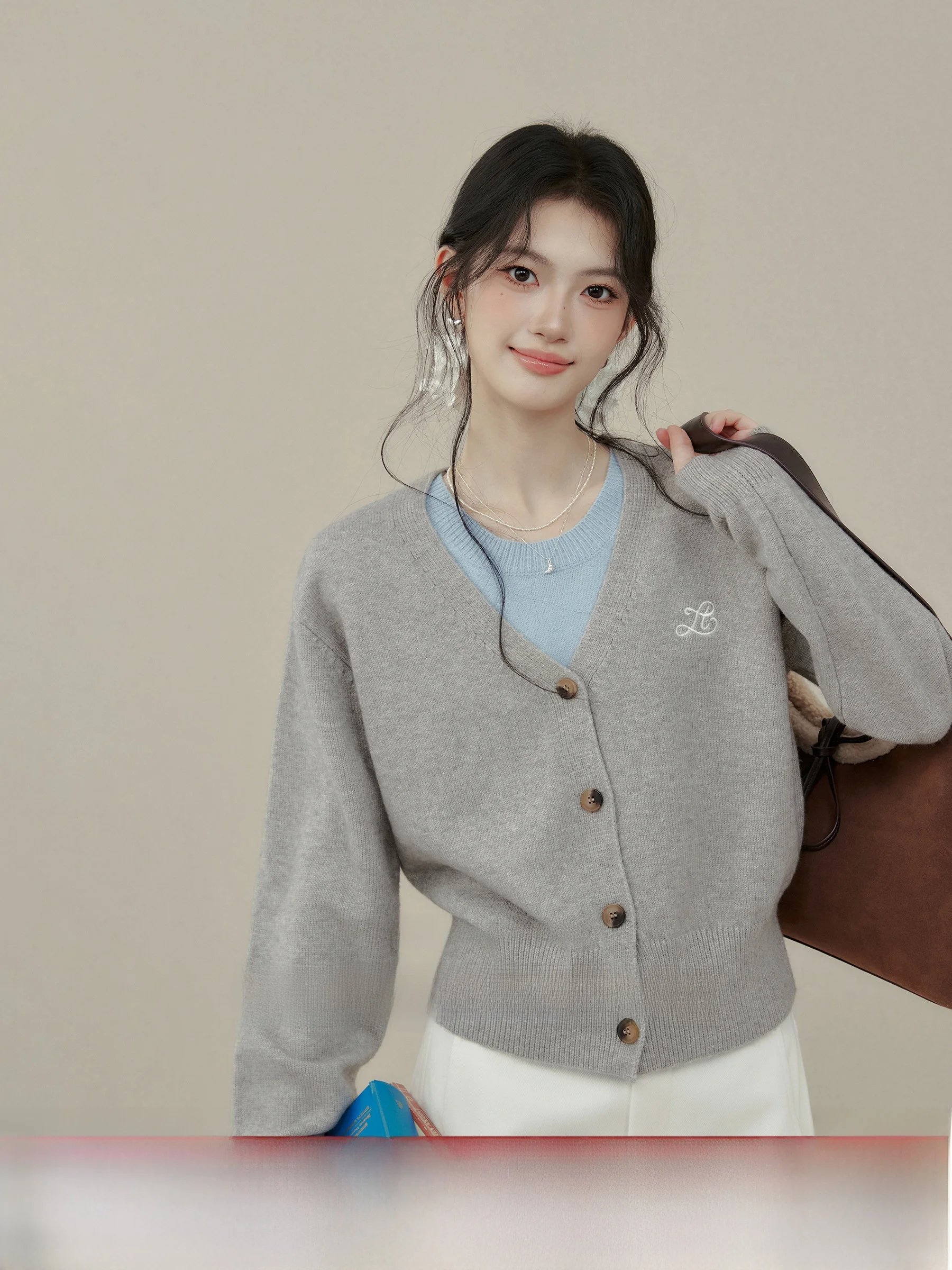 

Женский модный свитер-имитация двойки с вышивкой, базовый слой, коллекция Color Colion, серия "Chasing Autumn Diary"