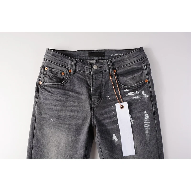 جينز رجالي من American High Street Fashion ذو ثقوب تالفة باللون الرمادي المتعثر على الجدران، جينز ممزق بأزرار قابلة للتمدد