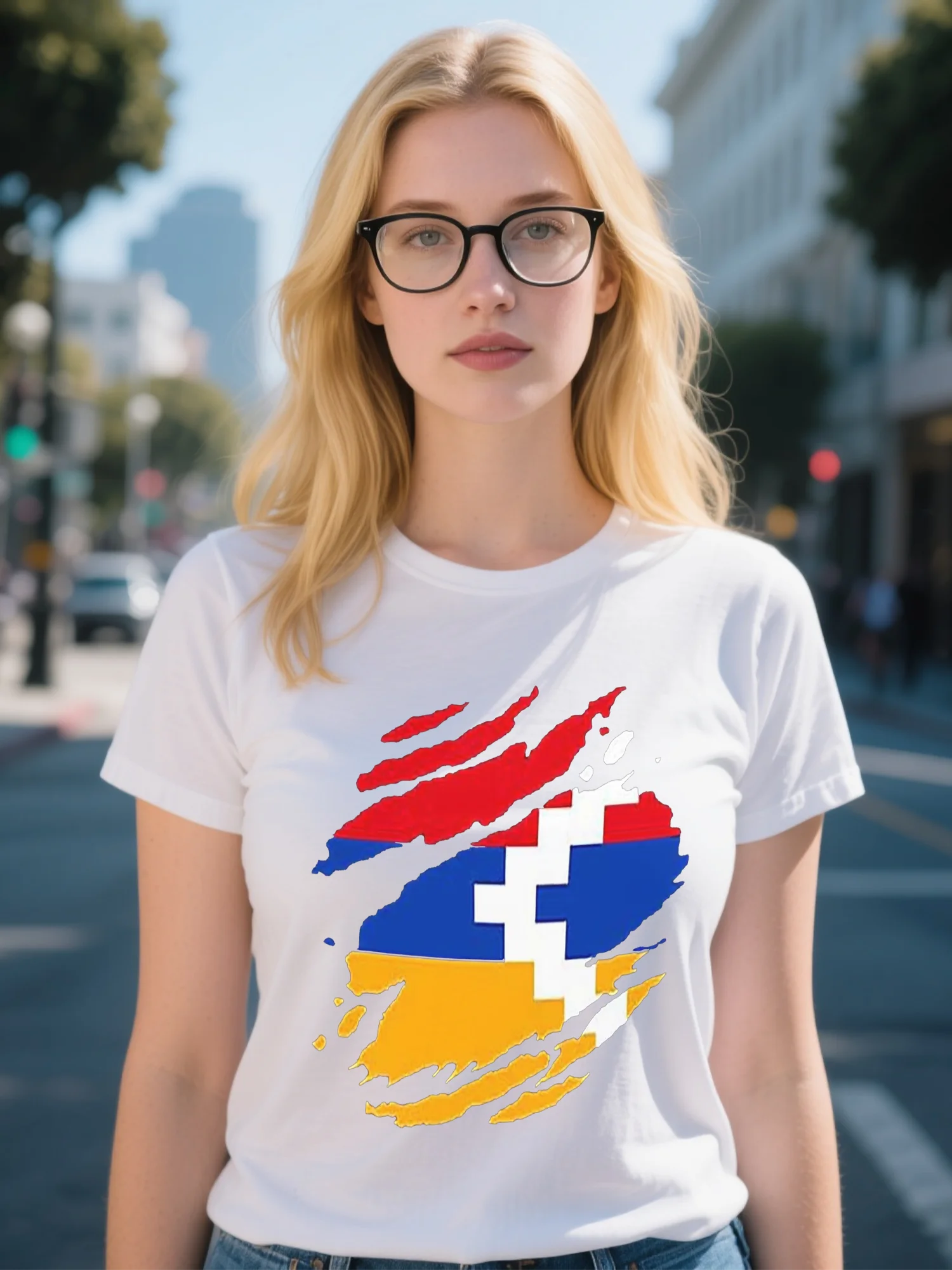 تي شيرت نسائي من High Street - قطن عضوي مطبوع عليه زهور بيضاء #1