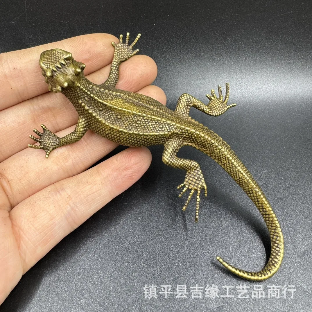 

Retro brass lizard handicraft tabletop ornament horned lizard animal copper carving tea pet Wenwan copper hand handle