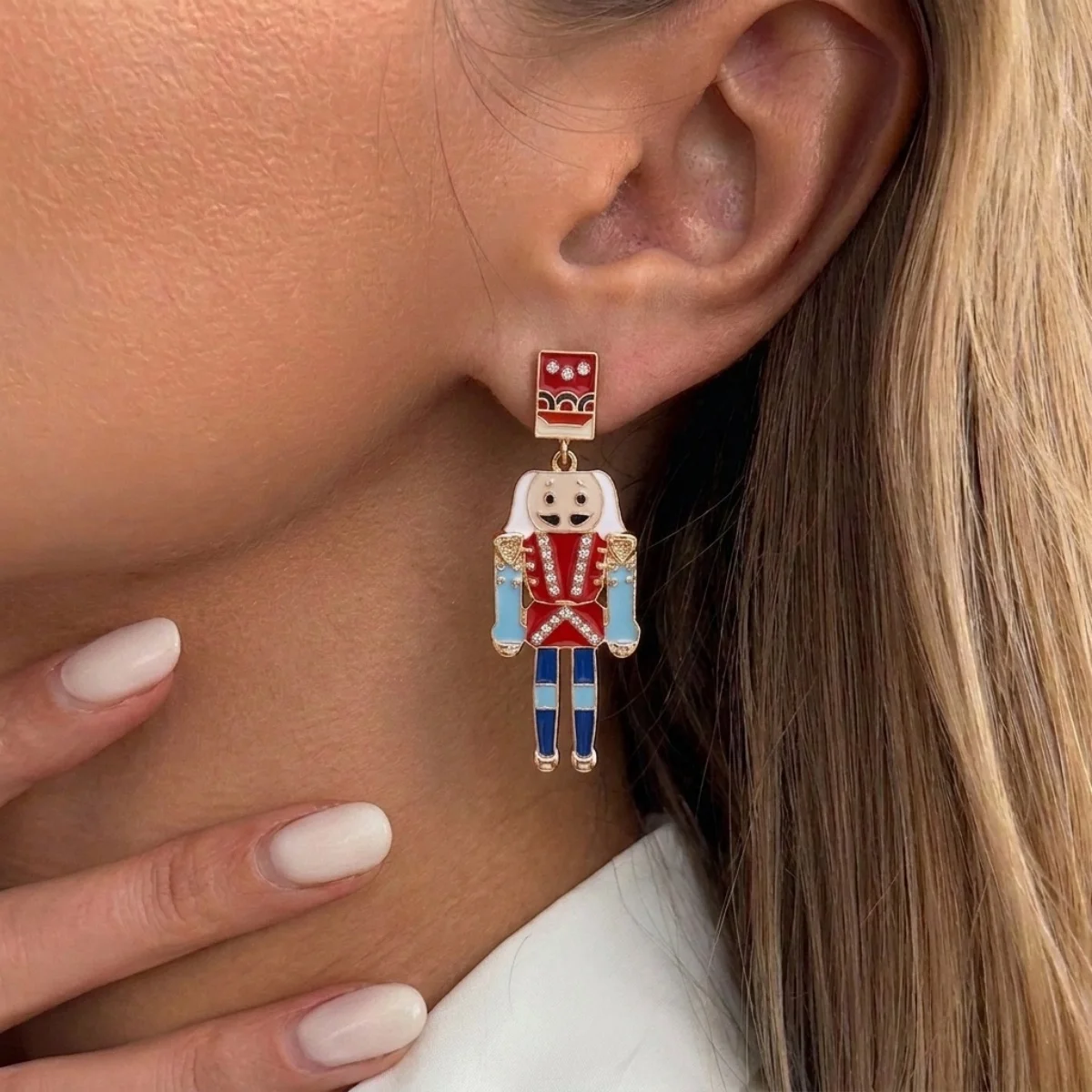 Weihnachtliche Strass-Ohrringe mit rotem und blauem Emaille-Nussknacker für Damen, niedliche, bunte, gestreifte, soldatenförmige Ohrringe, Schmuck. – Detail 4