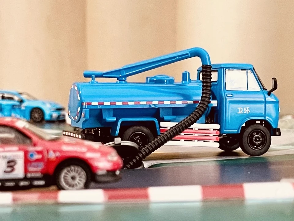 XCARTOYS Giocattolo per auto in lega 1:64 Modello di fabbrica di pulizia BQ130XF Piccolo camion a vuoto Modello non telecomandato Veicolo Giocattoli da collezione