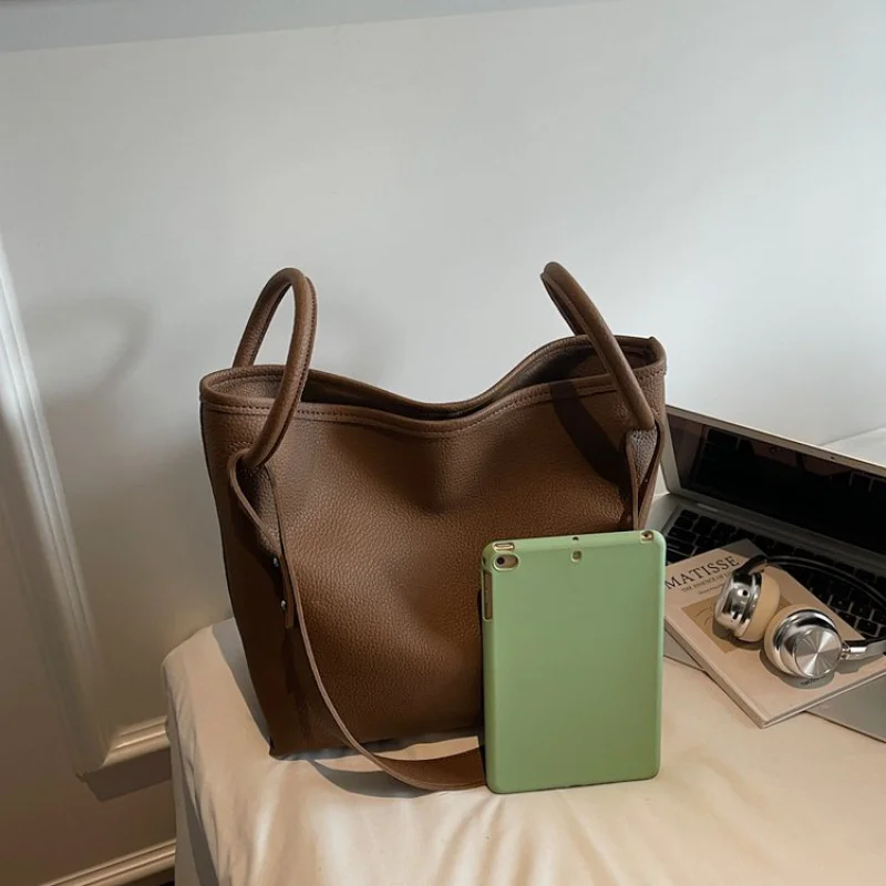 حقيبة كروس نسائية راقية مصنوعة من جلد الخراف تتميز بجلد كوستاريكا الأنيق وخفيف الوزن