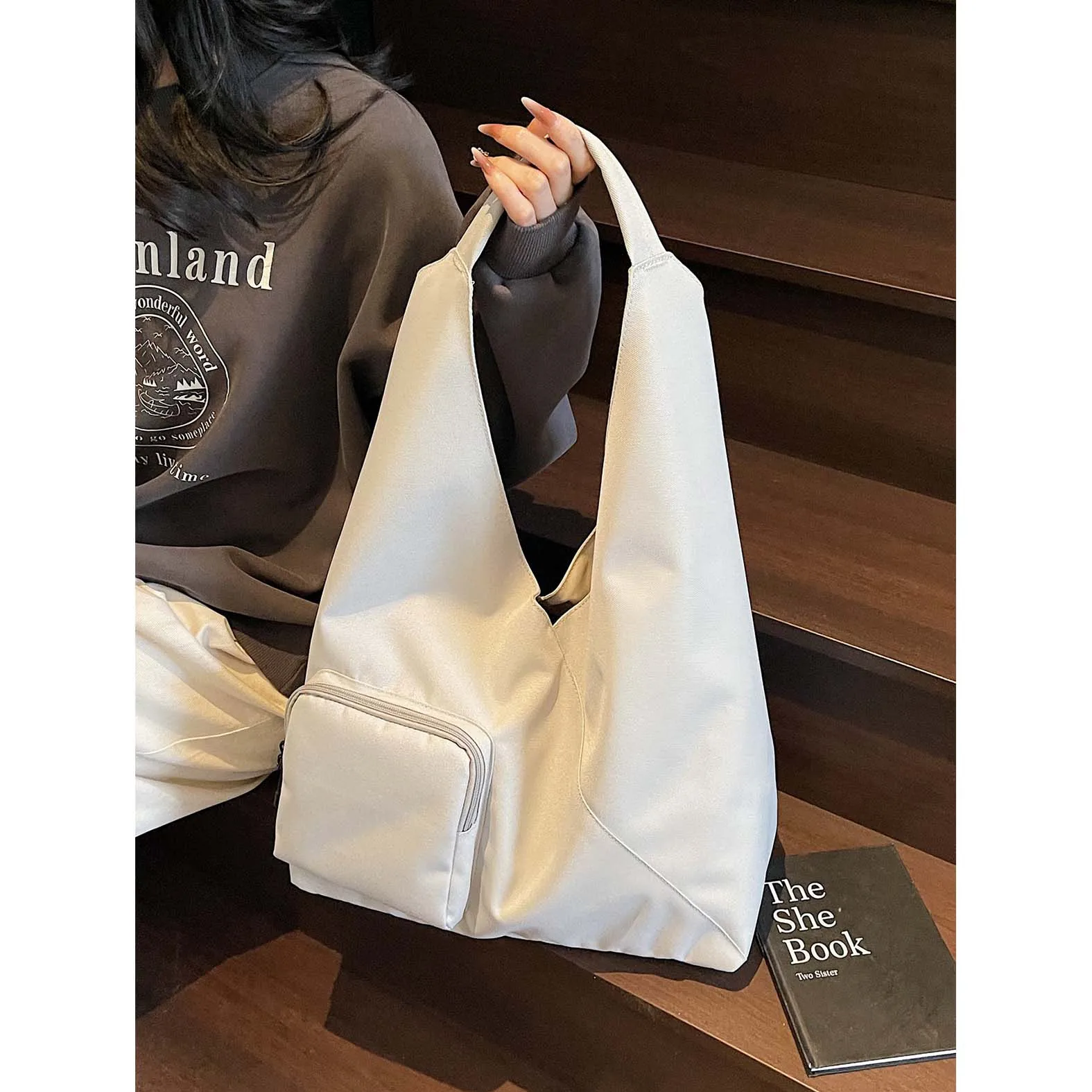 

2025 New Handheld Simple Large Capacity Tote Bucket Bag for Women's Summer Korean Edition Trendy Fashion Commuter Shoulder Bag