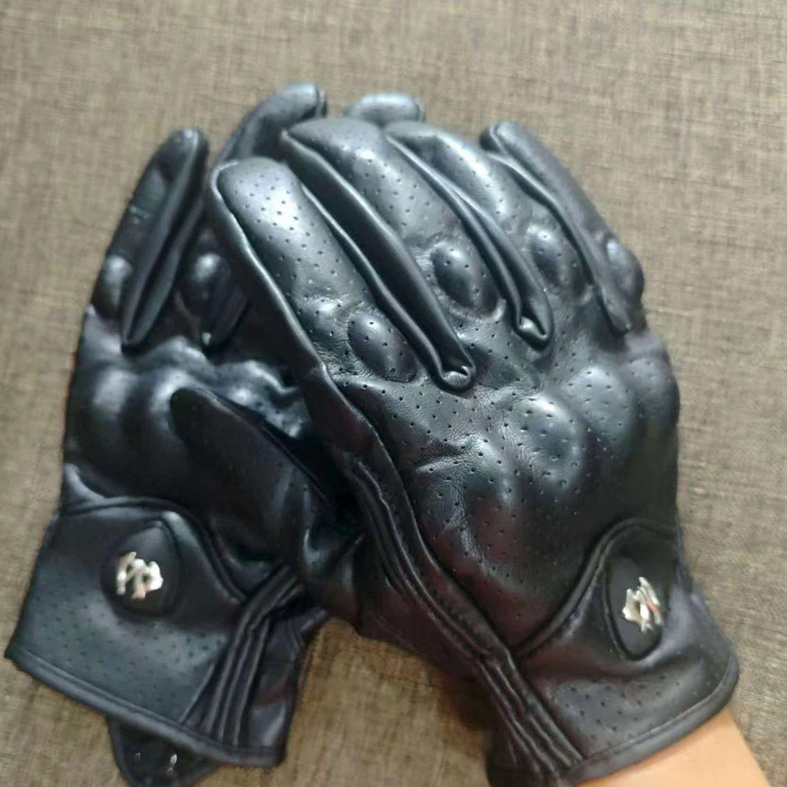 

Vintage Unisex Motorcycle Riding Gloves Hard Knuckle PU Leather Touchscreen & Perforated Moto Accessories for Motocross Racing