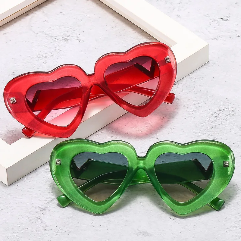 2022 New Fashion Heart Sunglasses Women Men PC Lens V Logo Frame Vintage Brand Designer Elegant Party Style Sun Glasses UV400