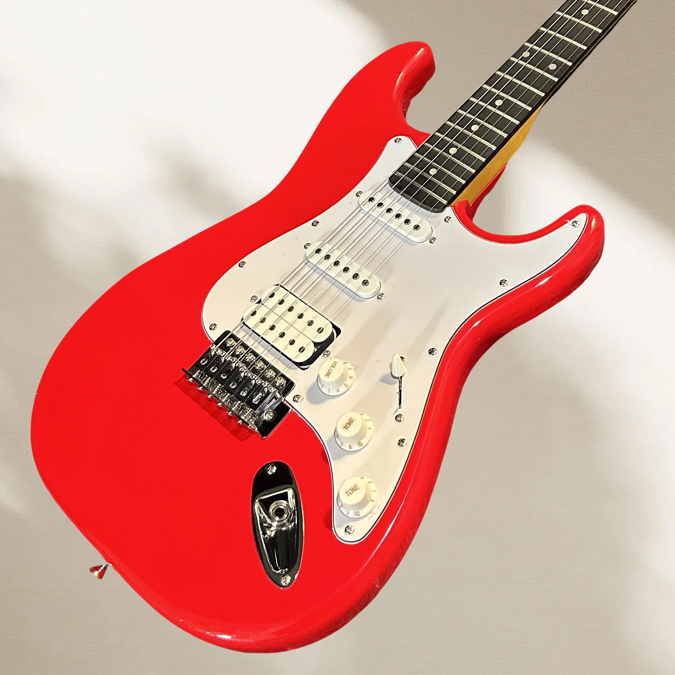 Good Sound Comfortable Hand Feel Red ST Electric Guitar Roosewood Fingerboard Mahogany Body 22 Tone Position Free Transportation