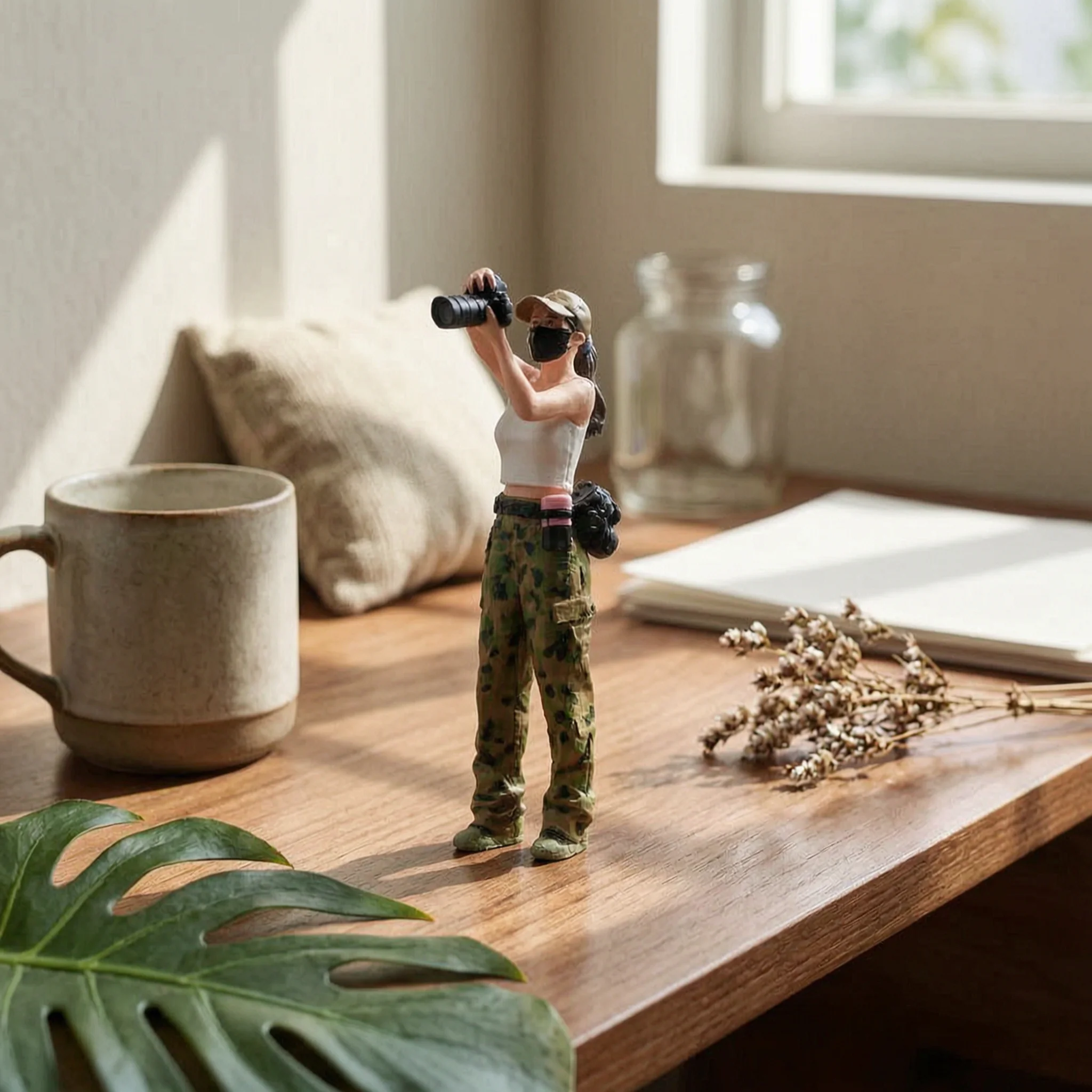 1/18 Scale Photographer Figure Standing Pose Female Photographer Figure Painted Miniature Model Trousers