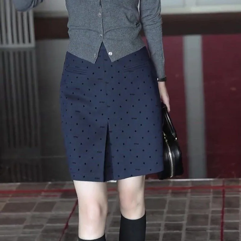 กระโปรงทรงเอลายจุดสไตล์เรโทรเอวสูง รุ่นใหม่ประจำฤดูใบไม้ร่วง/ฤดูหนาว ปี 2025 - สวยสง่า ทันสมัย ช่วยให้ดูผอมเพรียว พร้อมดีไซน์ผ่าข้าง
