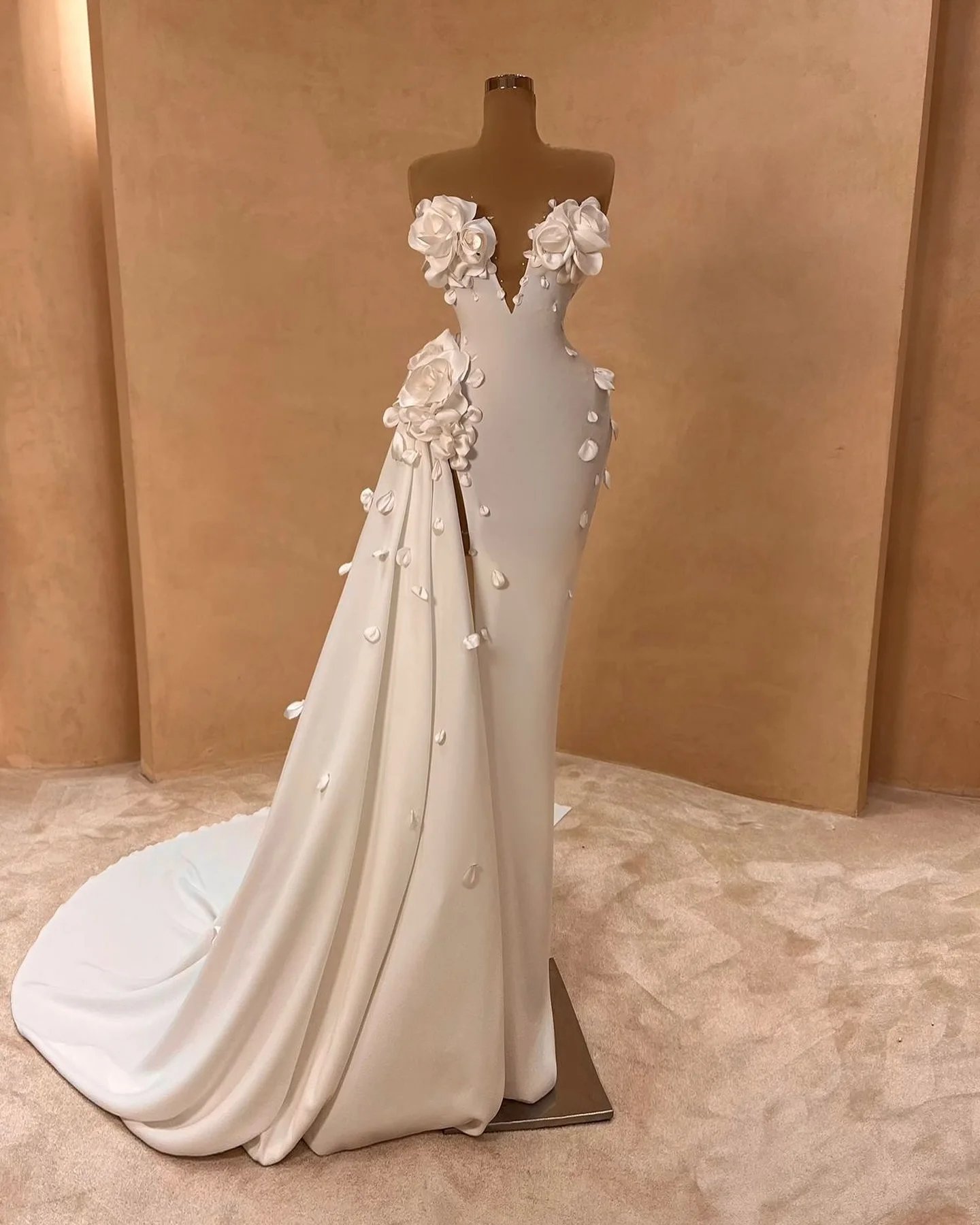 Personalizado decote em v cetim sereia vestidos de casamento para noiva 2025 feito à mão 3d flores overskirt vestidos de noiva