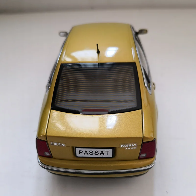 Original Diecast Alloy 1:24 Scale B5 PASSAT Car Model Yellow Purple For Adult Classic Collection Display Souvenir Ornament