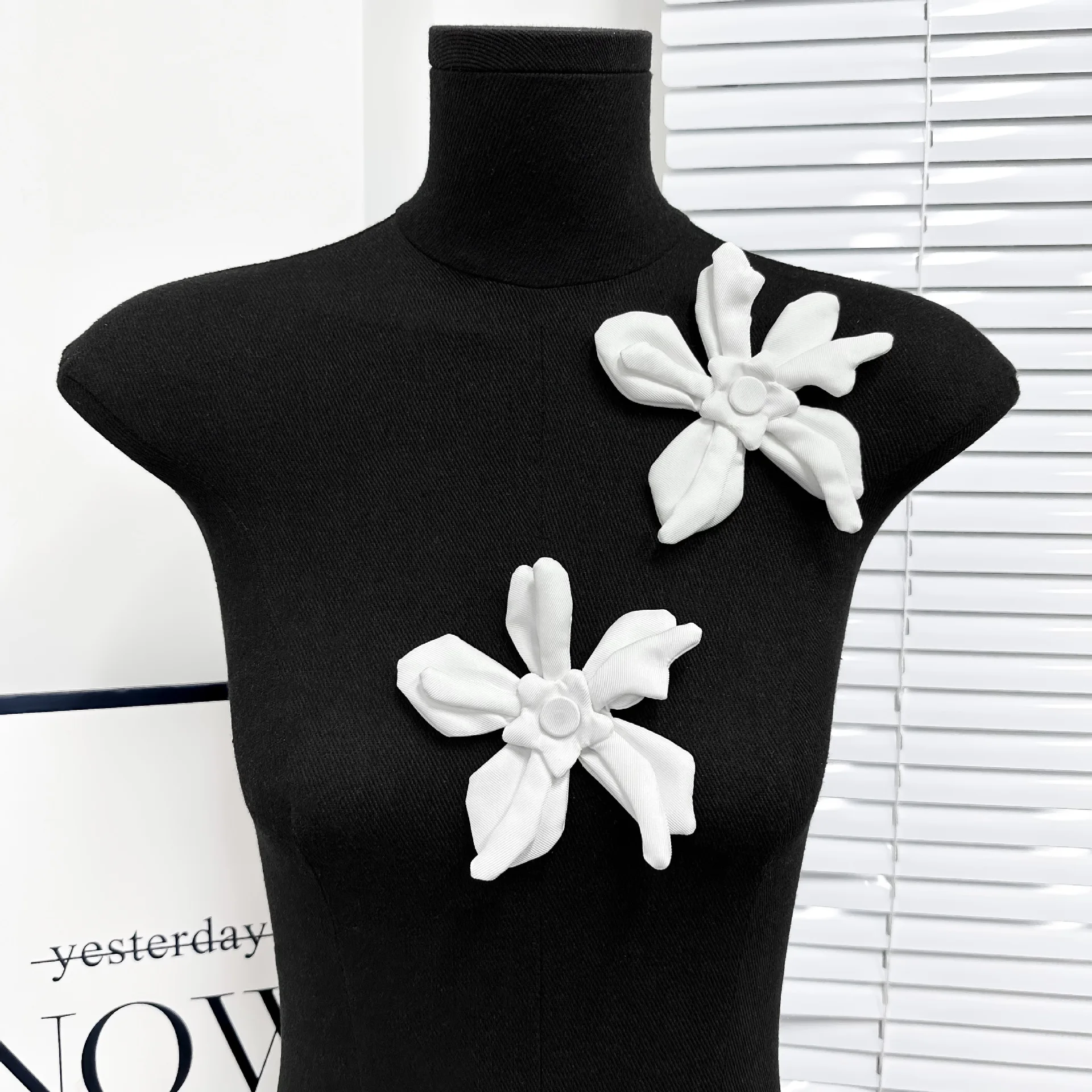 Contracted white solid double flower brooch new small air fragrance decoration buiter sweater knit shirt