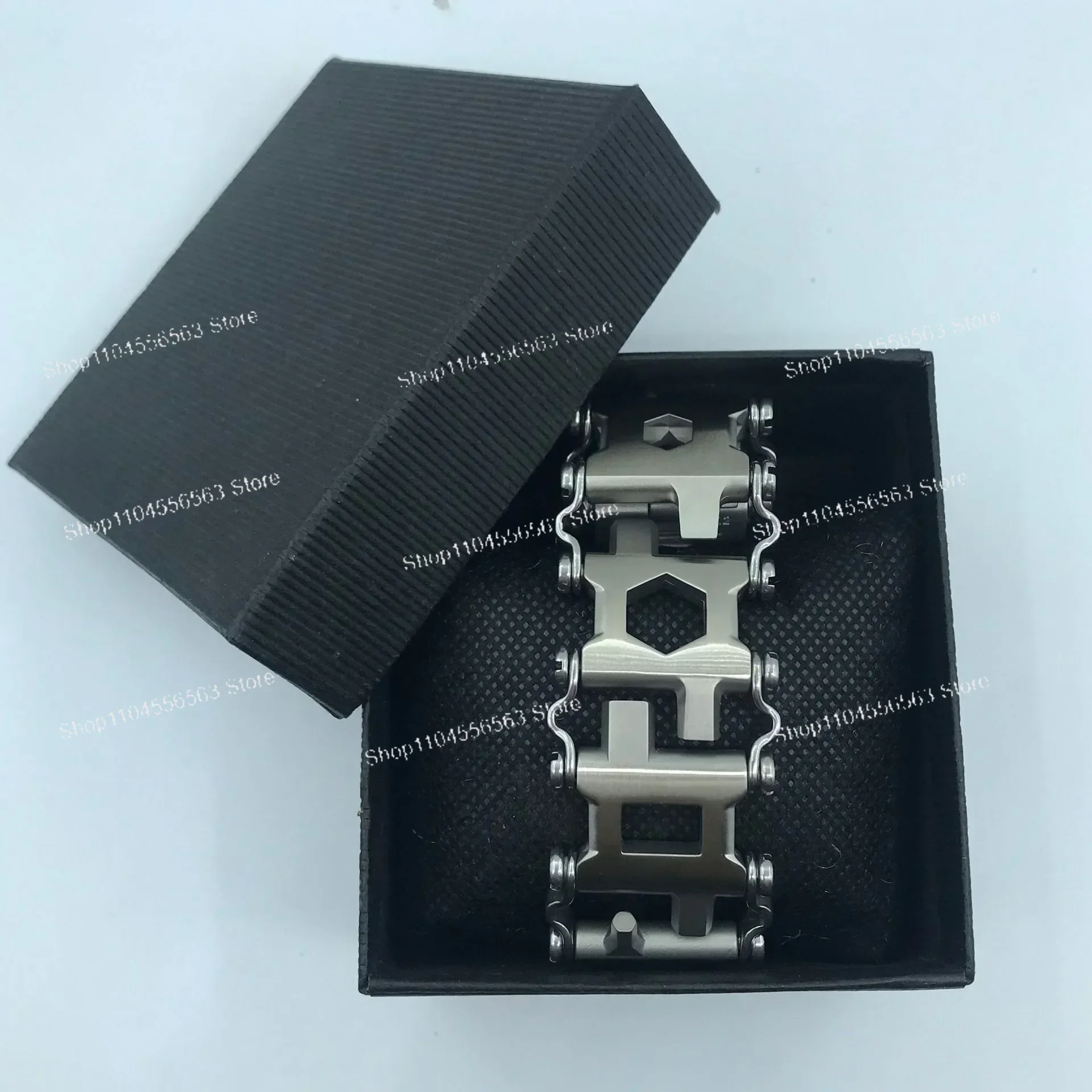 ​ ​ سوار البقاء على قيد الحياة متعدد الأدوات للرجال، معدات المغامرات الخارجية مع أدوات متكاملة لحالات الطوارئ والبقاء على قيد الحياة