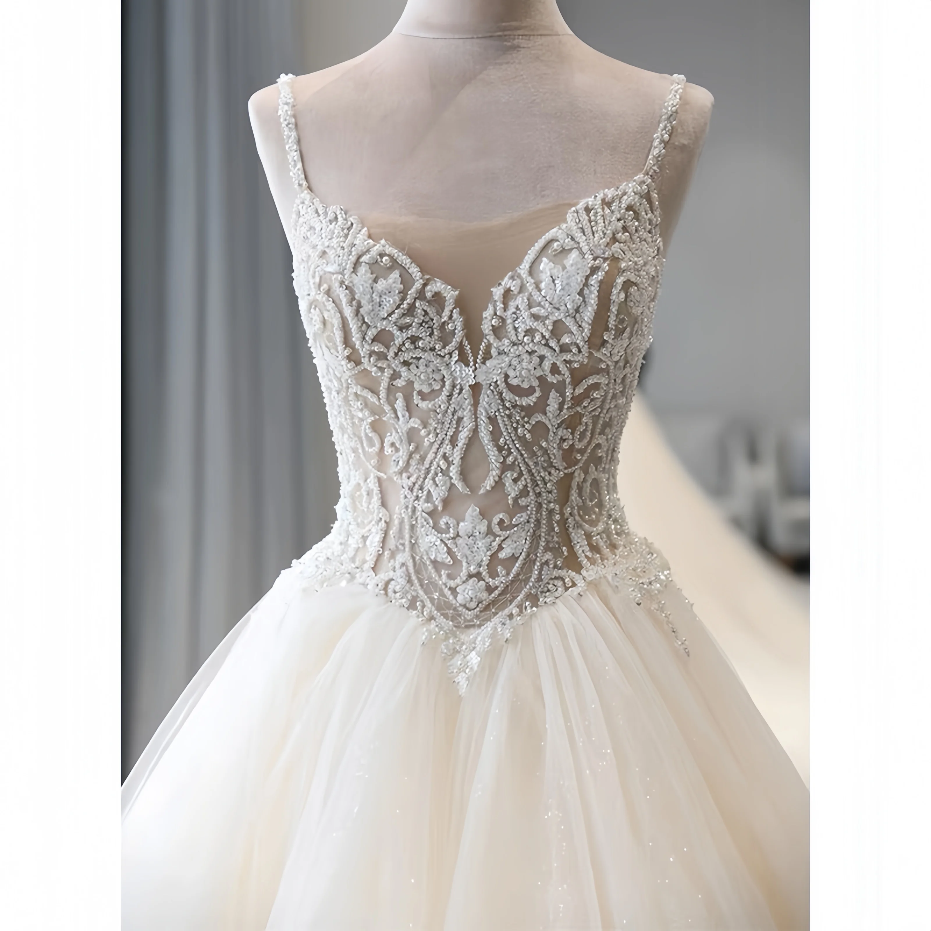 20/5000 Abito da sposa lussuoso da donna con colletto a cuore su misura con ricami di perline floreali e gonna gonfia