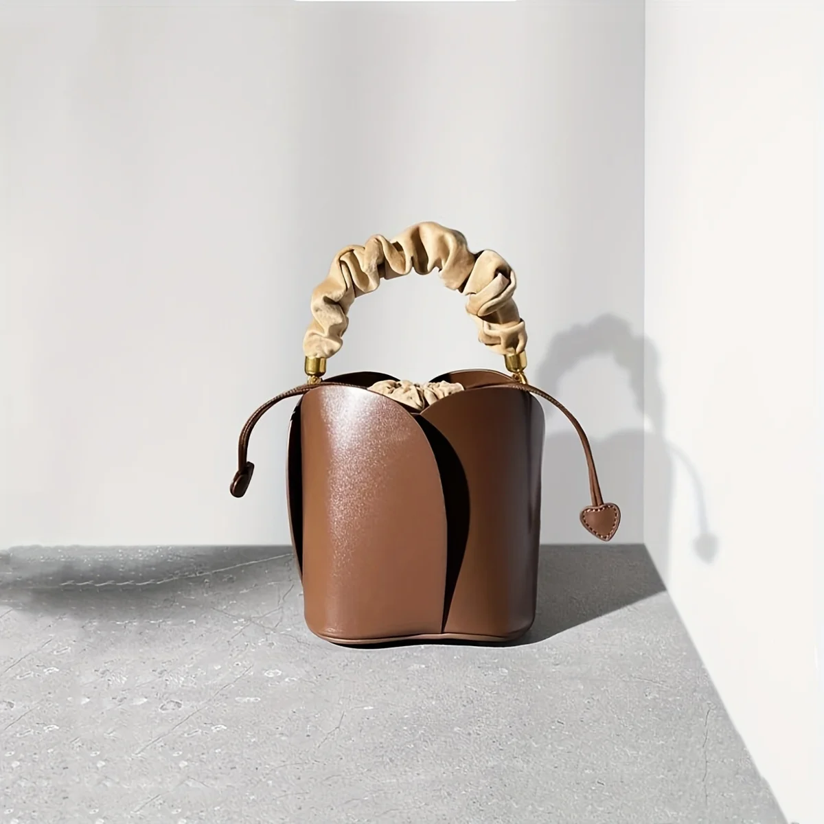 Avant-garde trendy ladies are fashionable and exquisite, high-value, textured, trendy, petal-red, hand-worn bucket bags