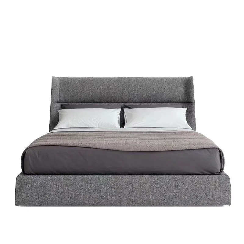 غرفة نوم رئيسية ناعمة ومثبتة وحديثة وبسيطة وسرير أرضي كريمي