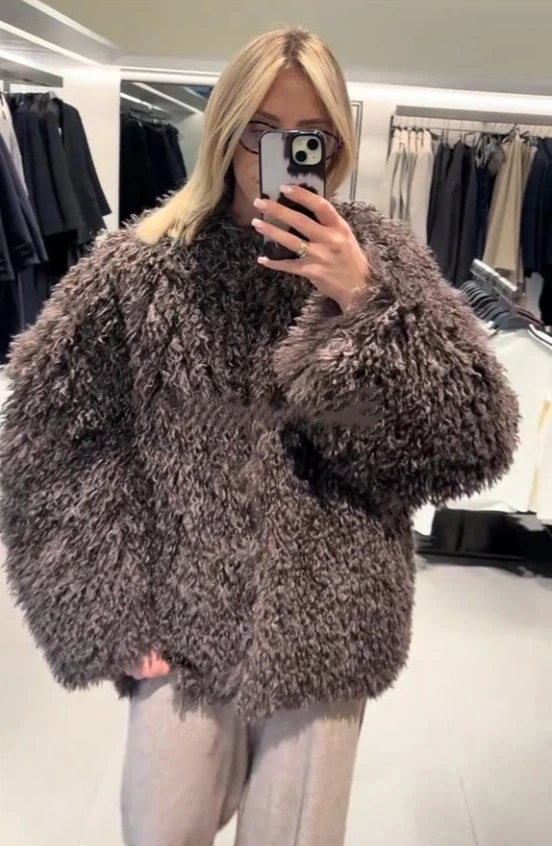 Chaqueta marrón de gran tamaño de piel sintética a la moda con cuello redondo y manga larga con un solo botón y textura borrosa 2025 Otoño Invierno ropa de abrigo informal para mujer