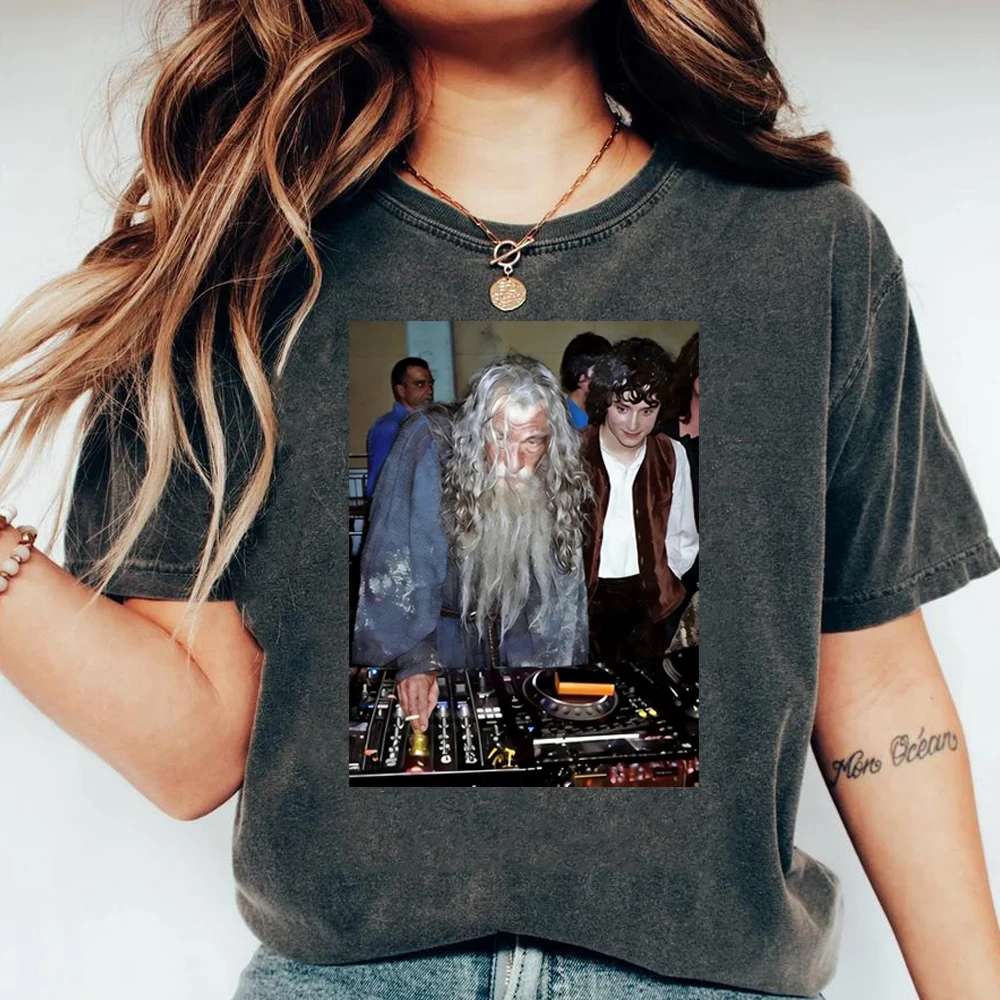 Camiseta divertida del Club del Segundo Desayuno de El Señor de los Anillos con estampado de DJ Gandalf y Frodo, camiseta inspirada en la película El Señor de los Anillos: El Compañero del Condado
