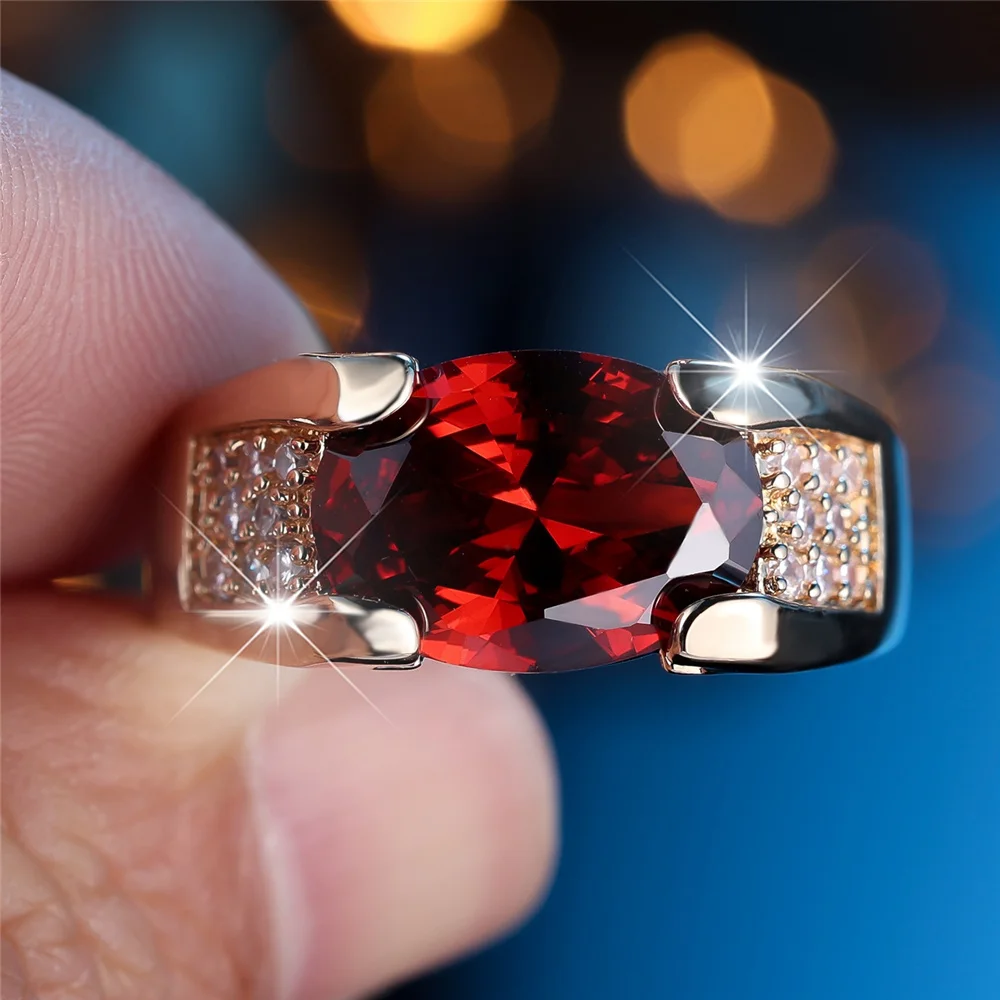 Anillo de circonita roja, de diseño ovalado y gran tamaño, en color dorado, ideal como joya de compromiso o para bodas, un accesorio encantador para mujeres.