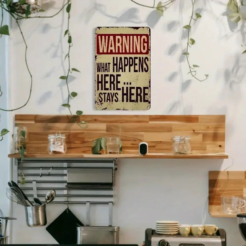 قطعة واحدة من لافتة الحائط المعدنية الريفية - "ماذا يحدث هنا يبقى هنا" ديكور عتيق مع لمسة نهائية متعثرة، 8 × 12 بوصة #4
