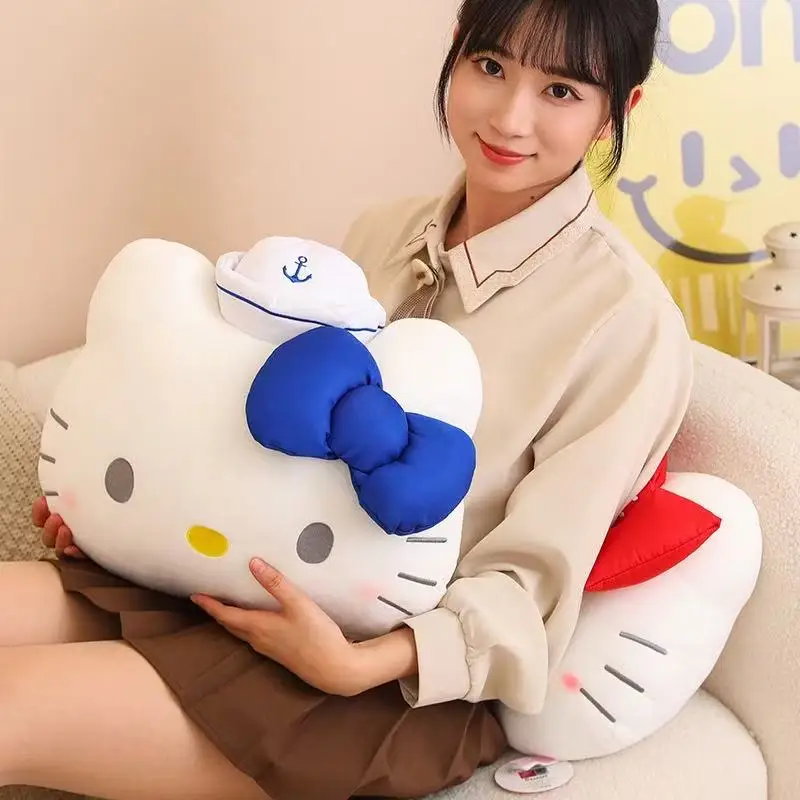 Le dernier oreiller tête de chat Hello Kitty de Miniso avec des jouets en peluche, un dessin animé mignon et un cadeau approprié pour les amis