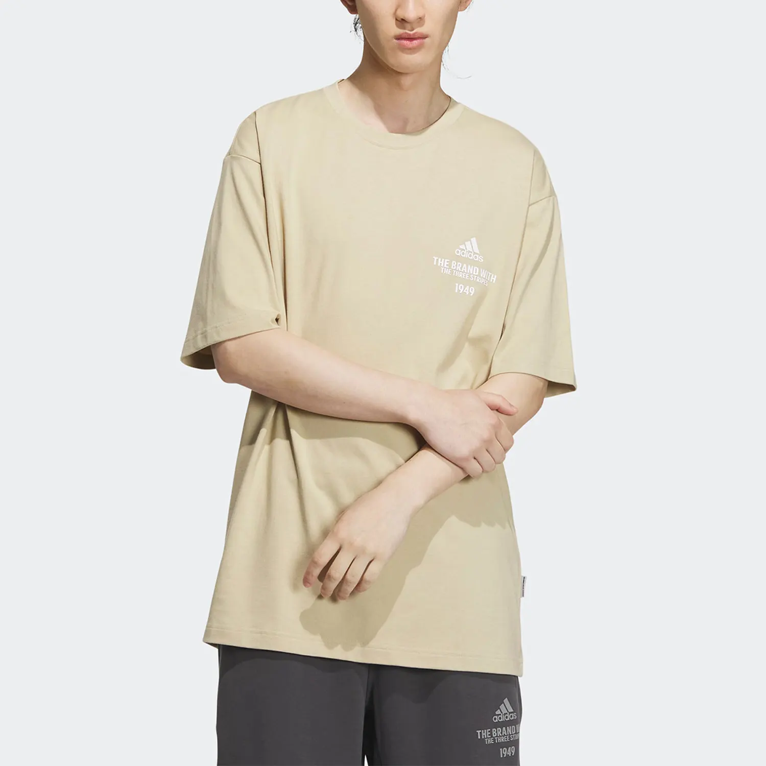 

Официальная аутентичная летняя спортивная повседневная мужская дышащая свободная футболка с короткими рукавами Adidas IP3924