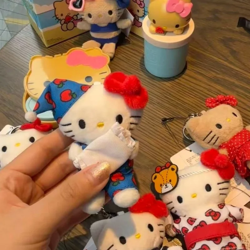 New Home Pyjamas Sanrio Hello Kitty Kreative Cartoon Plüschtiere Schlüsselanhänger Kochpyjamas Kitty KT Gefüllte Puppe Rucksack Anhänger