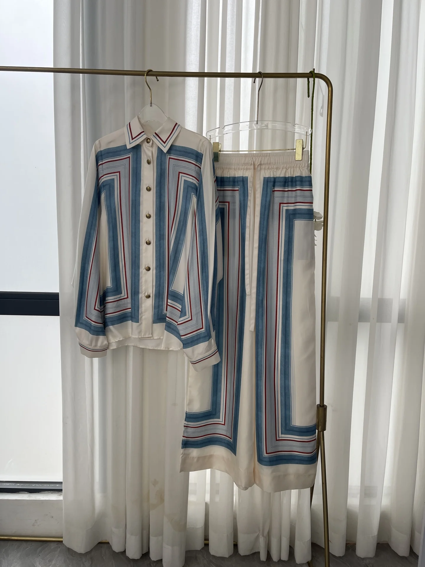 

Комплект из топа и брюк 2026, новый дизайн, сине-белая полосатая блузка с длинными рукавами и принтом, шелковая