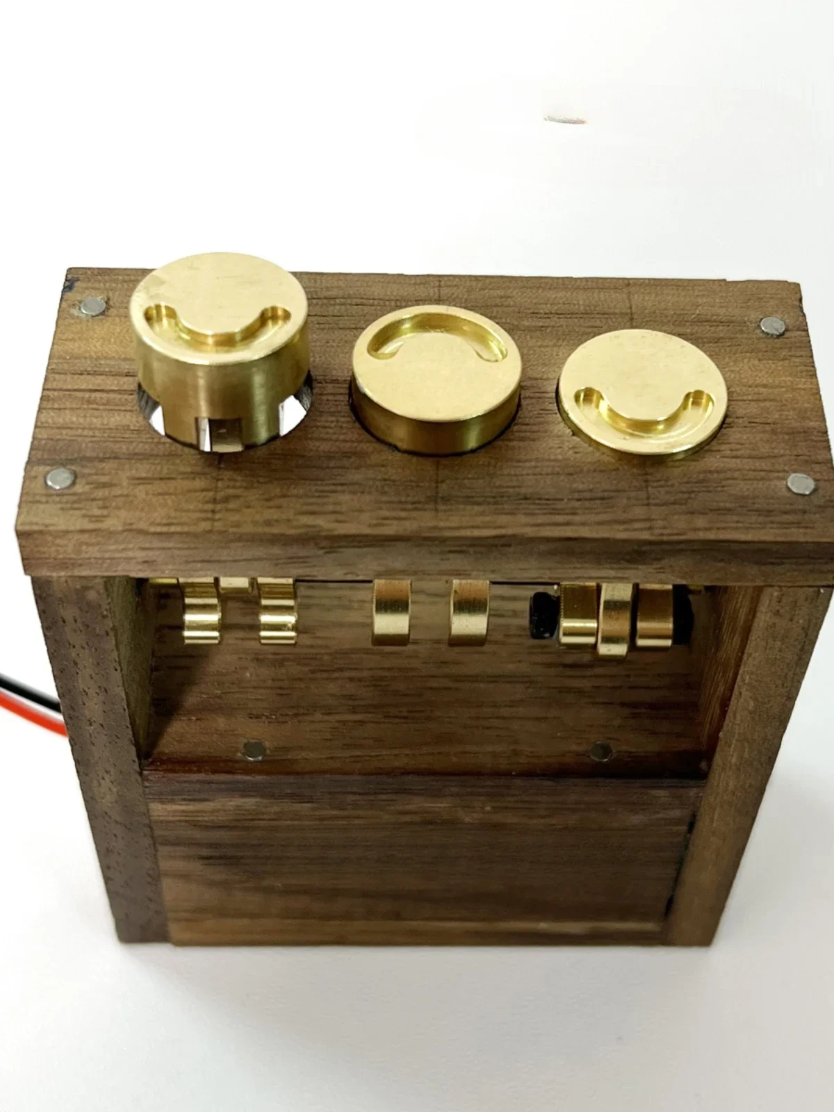 Modelo creativo de motor de 3 cilindros hecho a mano.