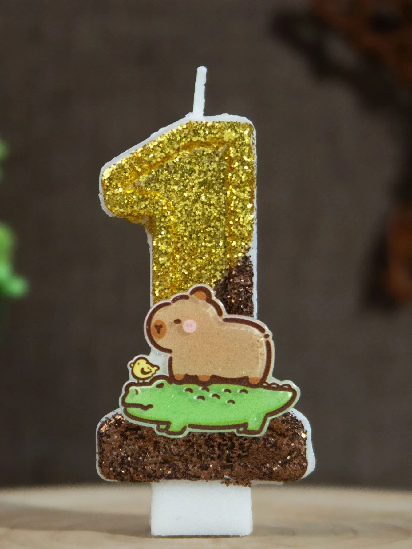Golden-brown number candles, Kapibara riding crocodile decorated candles, holiday and commemoration day candles