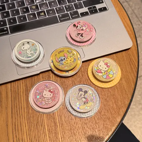 Soporte magnético flotante de arena movediza para teléfonos inteligentes para Hello Kitty Mickey Stitch Snoopy personajes MobileStand dibujos animados dopamina