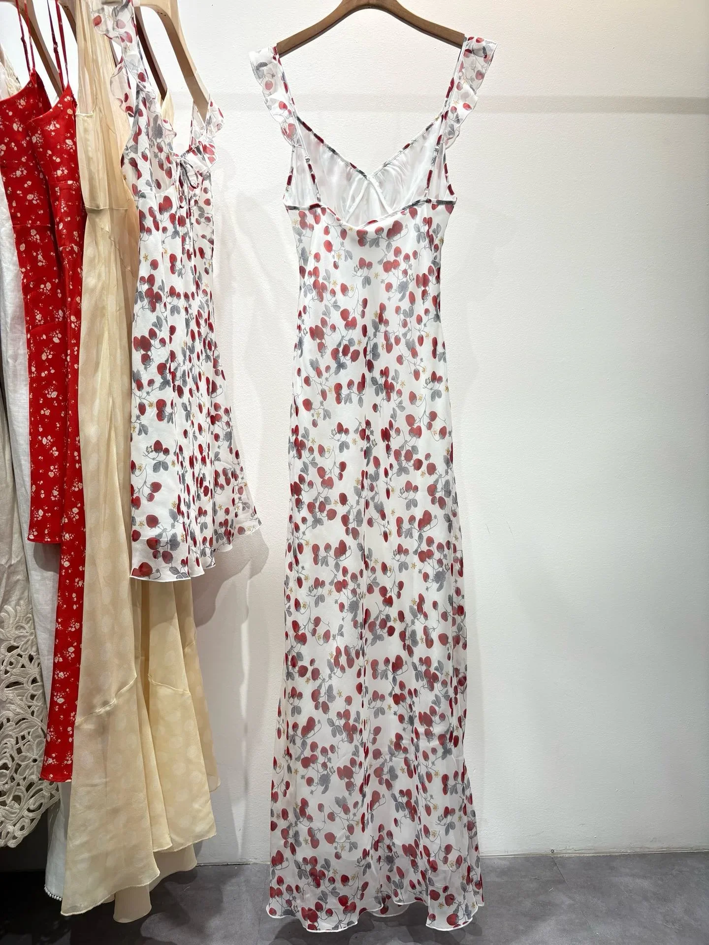 2025 neue Frauen Erdbeere Druck Langes Kleid Rüschen V-ausschnitt Ärmellose Mode Schlanke Seide Robe