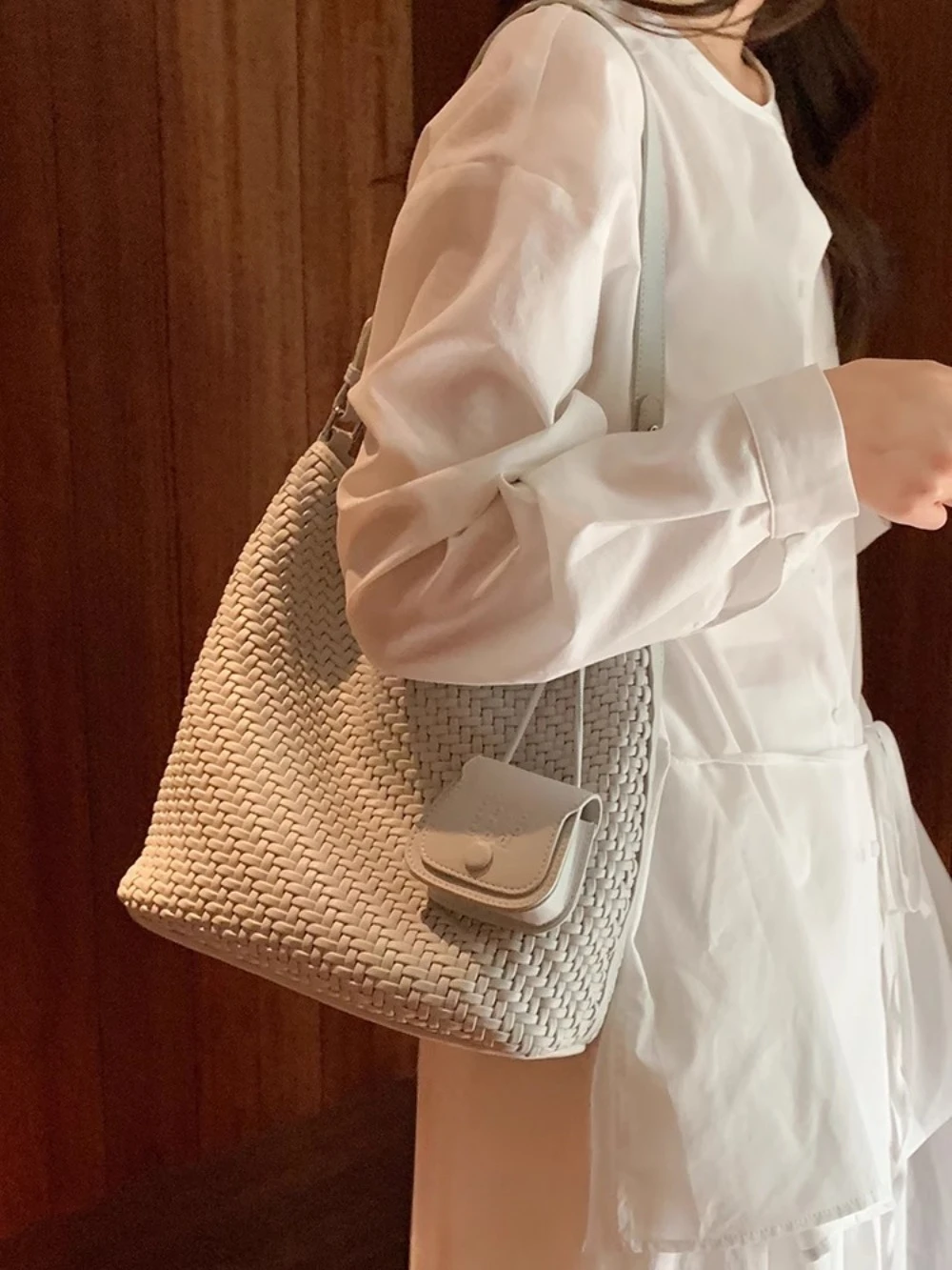 

2025 Новая женская тканая сумка Yunting Weilan Bucket, пригородная сумка через плечо