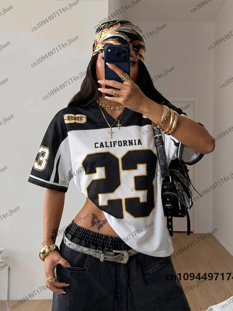 Sommerliches neues T-Shirt mit California No.23-Print für Damen, V-Ausschnitt, Patchwork, kurze Ärmel, Sport-Fußballtrikot, Y2K, lockeres Oversize-Oberteil – Detail 6
